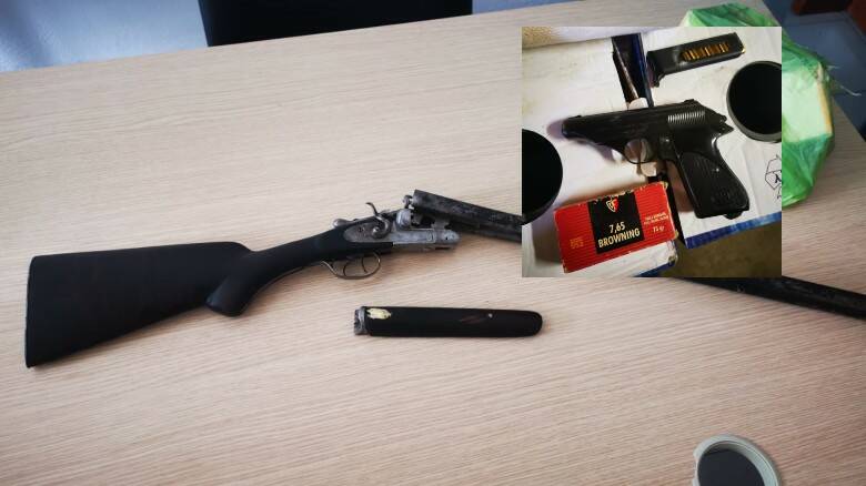 Il fucile, la pistola e le munizioni sequestrati dai carabinieri