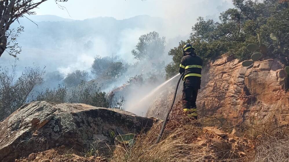 nuoro incendi vigili del fuoco 