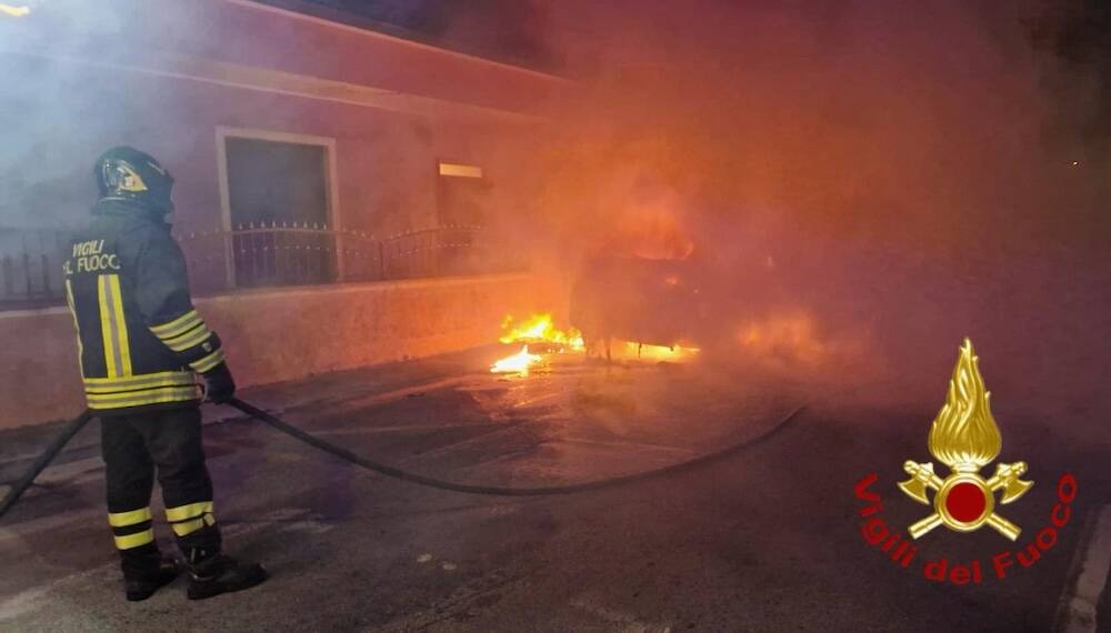 Olbia Incendio auto notte vigili del fuoco