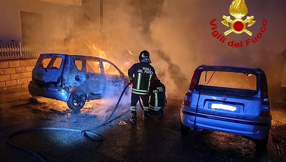 Nuoro attentato incendiario auto vigili del fuoco via gaetano virdis