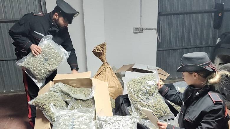 I carabinieri con la marijuana sequestrata a Siniscola