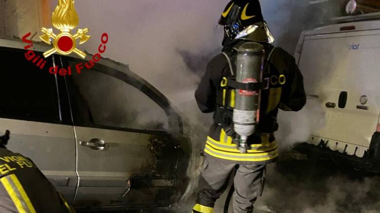 Siniscola - vigili del fuoco spengono incendio su auto