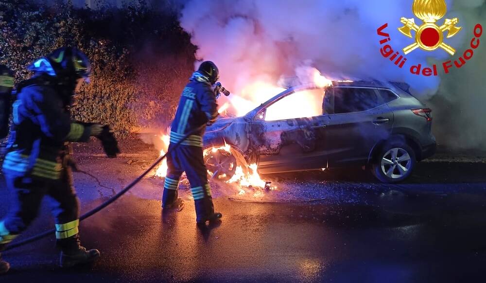 Sassari auto bruciata vigili del fuoco