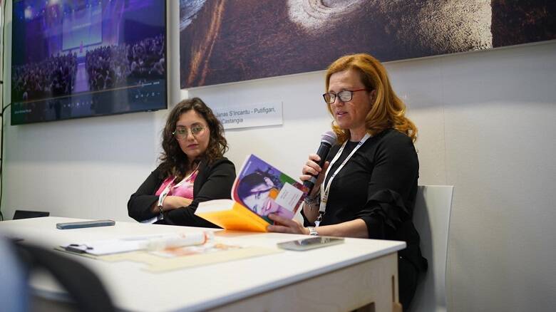 L'editrice Silvia Corbu e la scrittrice Eleonora Carta al Salone del Libro di Torino - Foto Ufficio Stampa Regione Sardegna