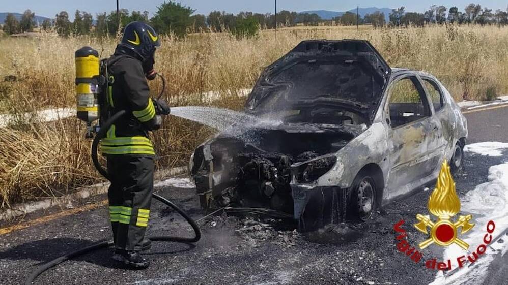 Statale sassari Olbia auto bruciata vigili del fuoco